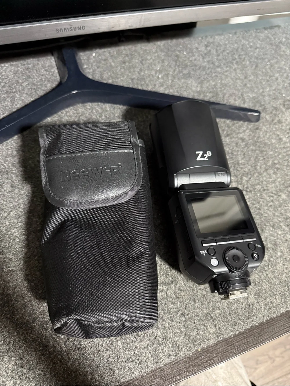 Black Z2 Speedlight Flash with Carry Pouch (no charger)